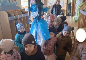 Zdjęcie przedstawia dzieci z grupy I z Marzanną tuż przed wyjściem do ogrodu.