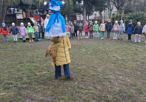 Na tym zdjęciu widać dzieci z grupy II oraz jedną z nauczycielek z Marzanną.