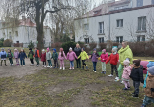 Na tym zdjęciu widać dzieci z grupy IV we wspólnym kole w ogrodzie przedszkolnym.