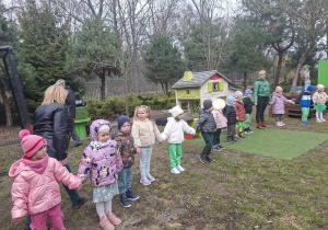 Na tym zdjęciu widać dzieci z grupy I i II we wspólnym kole w ogrodzie przedszkolnym.