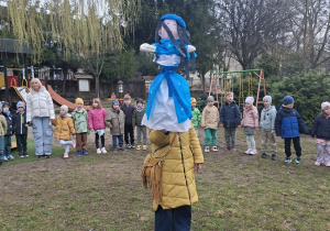 Zdjęcie przedstawia nauczycielkę z Marzanną oraz dzieci w kole.