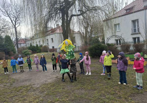 Na tym zdjęciu widać kukłę Wiosny niesioną przez dwie dziewczynki z grupy IV.