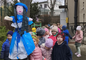 Zdjęcie przedstawia dzieci z grupy III z Marzanną w rękach.