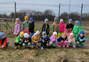 Na tym zdjęciu widać dzieci z grupy II po zakończonym sprzątaniu.