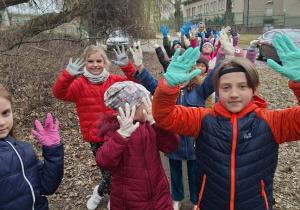 Zdjęcie przedstawia dzieci z grupy IV, które wyruszły z przedszkola, aby wziąć udział w akcji sprzątania.