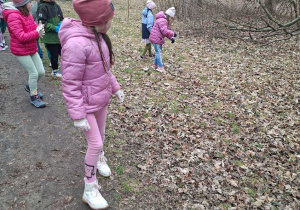 Na tym zdjęciu widać dziec z grupy IV podczas akcji sprzątania.