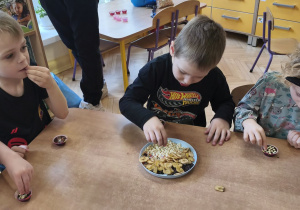 Na tym zdjęciu widać Adasia W., Wojtka, Oskara oraz Oliwię, którzy ozdabiają swoje pralinki.