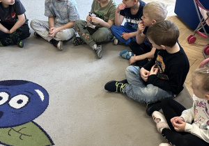 Na tym zdjęciu widać kilkoro chłopców uczestniczących w warsztatach.