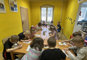 Zdjęcie przedstawia dzieci wykonujące pracę plastyczną.