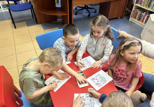 Na tym zdjęciu widać trzech chłopców i dwie dziewczynki wykonujących pracę plastyczną.