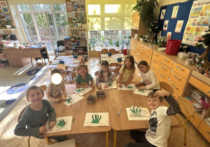 Zdjęcie przedstawia uczestników projektu z grupy III wykonujących przebiśniegi.