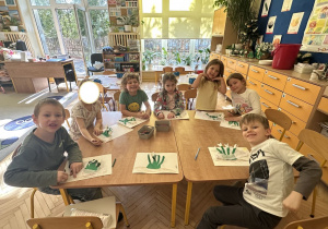 Zdjęcie przedstawia uczestników projektu z grupy III wykonujących przebiśniegi.