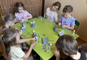 Zdjęcie przedstawia dzieci z grupy III i IV wykonujące pracę plastyczną "Myszki".