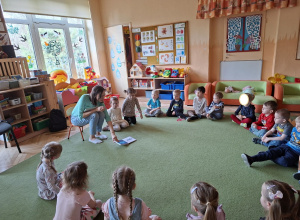 Głośne czytanie przez mamę Damiana