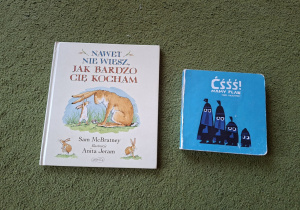 Na tym zdjęciu widać książeczki, które przyniosła i przeczytała dzieciom mama Damiana.