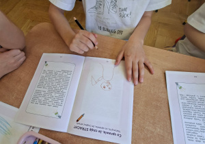 Na tym zdjęciu widać, jak jedno z dzieci wykonuje pracę na temat "co sprawia, że czuję strach?".