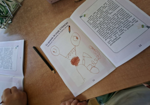 Zdjęcie przedstawia jedną z prac dzieci na temat , "co sprawia, że czuję strach", którą rysowały kredkami.