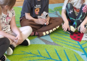 Na tym zdjęciu widać Mayę, Klarę J. i jedną z dziewczynek podczas zabawy słowniej dotyczącej strachu.