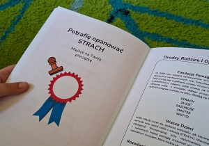 Na tym zdjęciu widać książeczkę z kartami pracy wykorzystywaną podczas warsztatów do pracy indywidualnej przez każde dziecko.