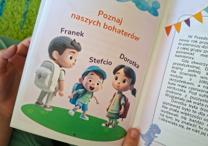 Na tym zdjęciu widać książeczkę z kartami pracy wykorzystywaną podczas warsztatów do pracy indywidualnej przez każde dziecko.