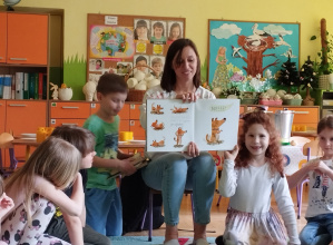 Głośne czytanie przez mamę Kuby W.