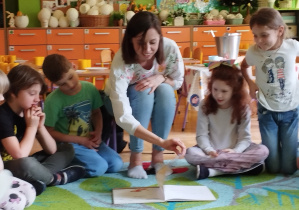 Na tym zdjęciu widać Tymka, Kubę, Mayę, Zuzię oraz mamę Kuby czytającą dzieciom bajkę.