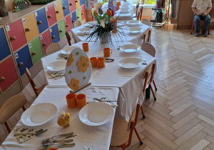 Zdjęcie przedstawia przygotowany do obiadu stół.