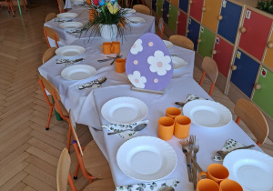 Zdjęcie przedstawia przygotowany do obiadu stół.