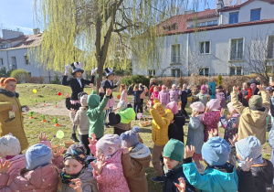 Zdjęcie przedstawia dzieci ze wszystkich grup podczas wspólnej zabawy.