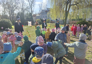 Zdjęcie przedstawia dzieci ze wszystkich grup podczas wspólnej zabawy.