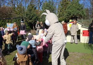 Na tym zdjęciu widać dzieci z grupy I witające się z zajączkiem.