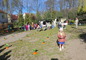 Na tym zdjęciu widać Krysię z grupy I przenoszącą jajko na łyżce oraz inne dzieci biorące udział w tej zabawie.