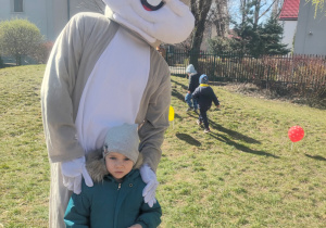 Zdjęcie przedstawia Szczepana z grupy II z zajączkiem.