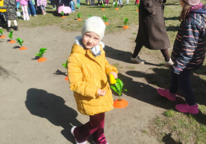 Na tym zdjęciu widać Aurelkę z grupy II przenoszącą jajko na łyżce.