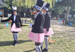 Zdjęcie przedstawia prowadzące warsztaty w strojach królików.