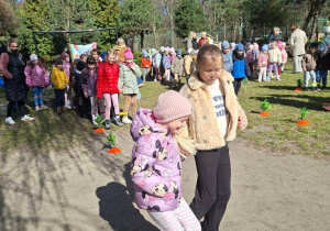 Na tym zdjęciu widać Klarę J. z koleżanką podczas biegu ze złączonymi nogami.