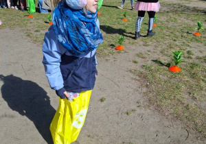 Na tym zdjęciu widać Wandę skaczącą w worku między marchewkami.