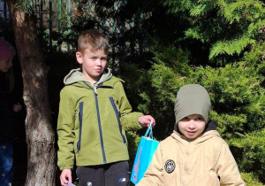 Na tym zdjęciu widać Igora z kolegą z prezentami od zajączka.