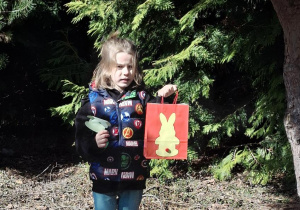 Zdjęcie przedstawia Julka z prezentem od zajączka.