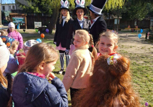 Zdjęcie przedstawia dzieci w ogrodzie przedszkolnym.