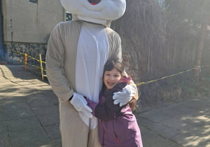 Zdjęcie przedstawia Kalinkę z wielkanocnym zającem.