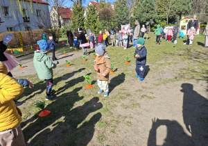 Zdjęcie przedstawia Antosia i Mikołaja Ś. przenoszących jajka na łyżce oraz inne dzieci.