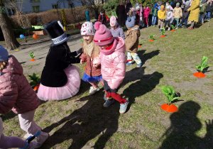 Na tym zdjęciu widać Krysię z Apolonią w konkurencji "bieg ze złączonymi nogami".