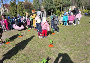 Na tym zdjęciu widać dwie dziewczynki oraz olka C. z Mikołajem Ś. w konkurencji "bieg ze złączonymi nogami".