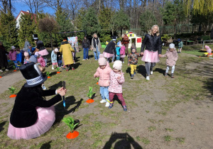 Na tym zdjęciu widać Emmę z Anielką w konkurencji "bieg ze złączonymi nogami".