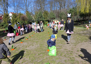 Na tym zdjęciu widać Szymona oraz Adama w konkurencji "skoki w workach".