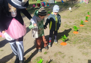 Zdjęcie przedstawia Adasia M. z kolegą biorących udział w konkurencji "bieg ze złączonymi nogami".