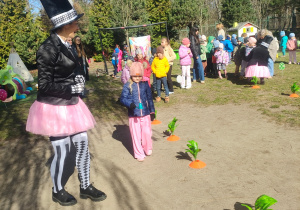 Na tym zdjęciu widać Natalkę M. przenoszącą jajko na łyżce oraz pozostałe dzieci.