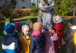 Na tym zdjęciu widać kilkoro dzieci w towarzystwie wielkanocnego zająca.