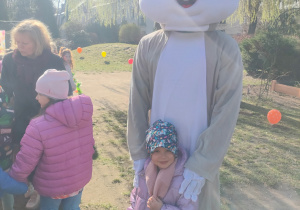 Zdjęcie przedstawia Hanię F. z wielkanocnym zajączkiem.